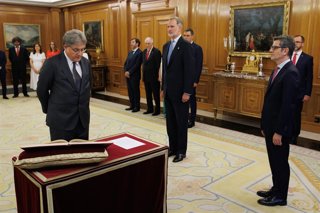Archivo - El vocal del Consejo General del Poder Judicial (CGPJ) José María Fernández Seijo (i) durante el acto de juramento o promesa, en el Palacio de la Zarzuela, a 25 de julio de 2024, en Madrid (España).