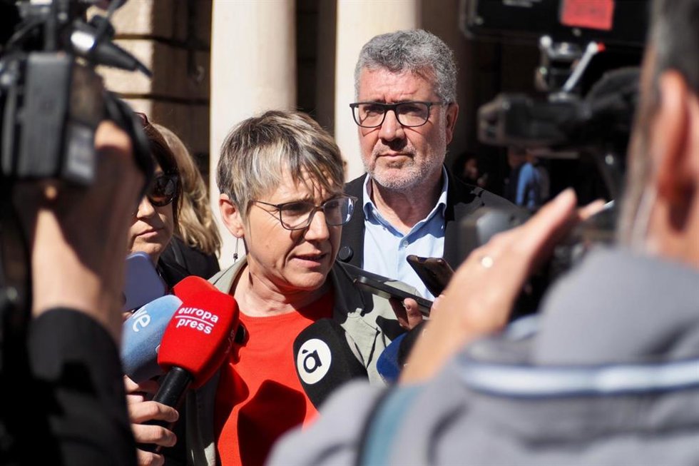 La portavoz de Compromís en el Ayuntamiento de València, Papi Robles, junto al edil de esta coalición política Ferran Puchades atendiendo a los medios de comunicación.