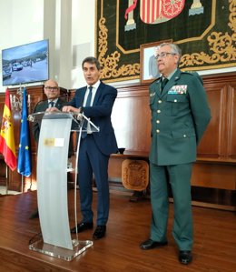 Pedo Fernández (c), junto a Manuel Fernández y Luis Ortega, presenta los resultados del dispositivo de seguridad de la campaña de la aceituna.