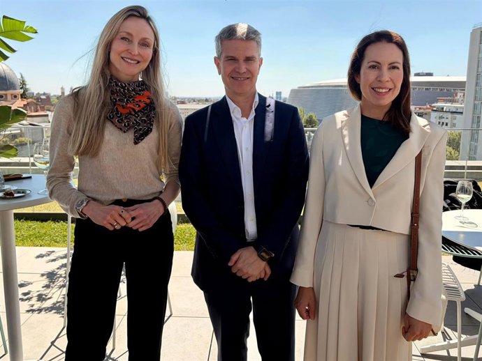 La directora general de Philip Morris en Canarias, Anna Quintanilla; el director general de PMI para España, Portugal y Andorra, Daniel Cuevas; y la CEO de Dos Santos, Dácil Barreto, durante la presentación del informe sobre impacto económico de PM España