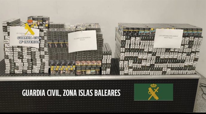 Los paquetes de tabaco intervenidos a los dos sospechosos.