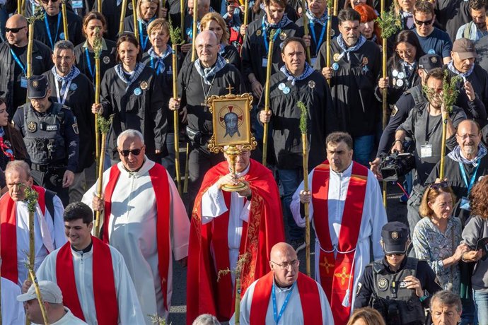 Peregrinos durante la celebración de la romería de la Santa Faz, a 16 de abril de 2026, en Alicante, Comunidad Valenciana (España). 