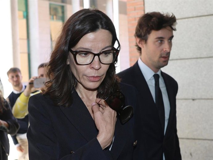 Silvia Bronchalo llega al juzgado de Violencia sobre la Mujer número 1 de Alcobendas junto a su abogado ante su juicio contra Rodolfo Sancho por presuntas vejaciones del actor hacia ella