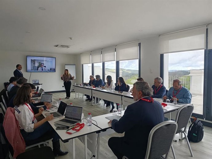 Encuentro entre profesionales sanitarios en las jornadas sobre atención a pacientes crónicos.