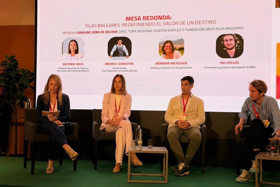 La vicepresidenta y consellera insular de Cultura y Patrimonio, Antònia Roca, durante su participación en la mesa redonda 'Islas Baleares: redefiniendo el valor de un destino'.
