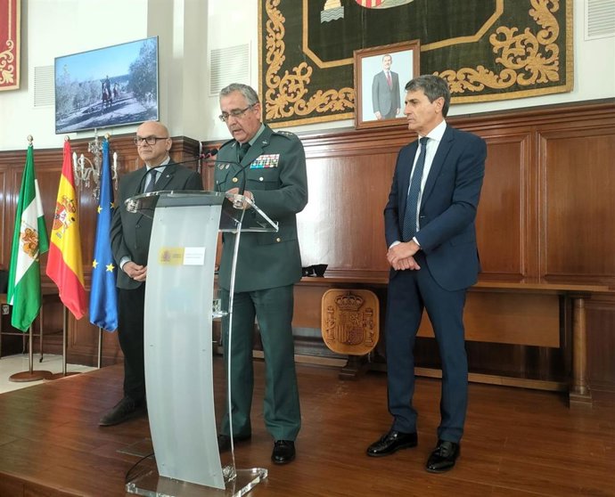 Luis Ortega interviene en la rueda de prensa junto al delegado del Gobierno, Pedro Fernández (d), y el subdelegado en Jaén, Manuel Fernández.