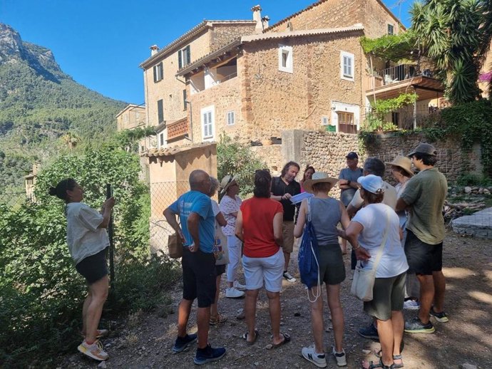 Una ruta guiada en un pueblo de la Serra de Tramuntana.