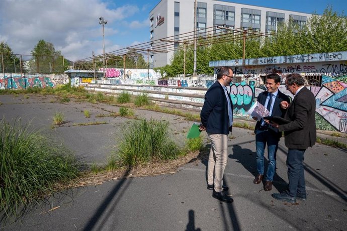 El delegado del Gobierno, Pedro Casares, visita la parcela de Cajo, propiedad de Adif, que se alquila al Ayuntamiento para crear un aparcamiento gratuito