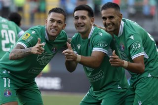 Futbol, Audax Italiano vs Universidad Catolica. Fecha 9, Liga de Primera 2026. Los jugadores de Audax Italiano celebran tras marcar un gol contra Universidad Catolica durante el partido de la Liga de Primera disputado en el estadio Bicentenario La
