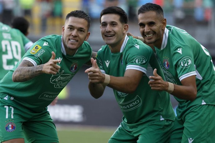 Futbol, Audax Italiano vs Universidad Catolica. Fecha 9, Liga de Primera 2026. Los jugadores de Audax Italiano celebran tras marcar un gol contra Universidad Catolica durante el partido de la Liga de Primera disputado en el estadio Bicentenario La