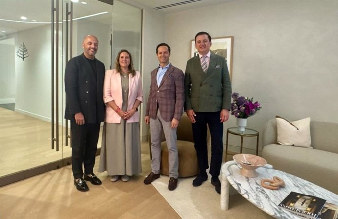 La delegada de Turismo y Cultura del Ayuntamiento de Sevilla, Angie Moreno, junto a los altos ejecutivos Four Seasons.