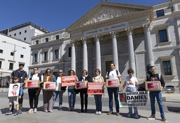 Familias de jóvenes asesinados por menores de edad ante el Congreso.