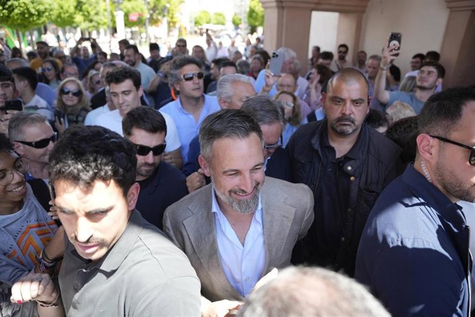 El presidente de Vox, Santiago Abascal, rodeado de simpatizantes Andújar (Jaén) en una visita realizada a la localidad jienense de Andújar. A 16 de marzo de 2026 en Andújar, Jaén (Andalucía, España). Santiago Abascal, ha afirmado este jueves que "no teme"