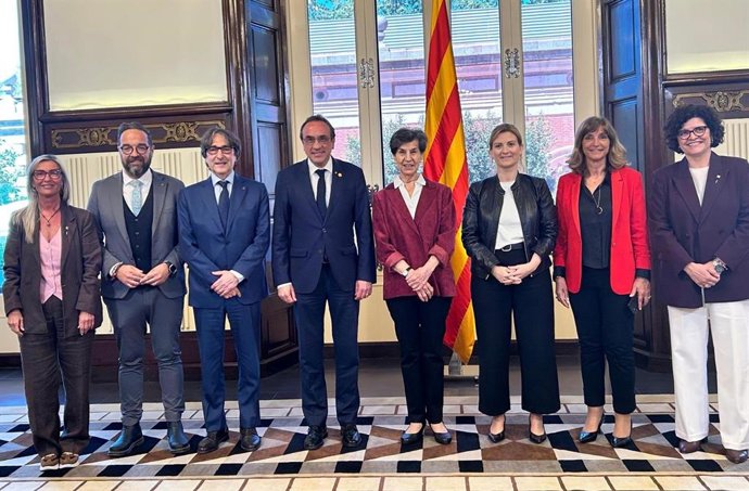 El president del Parlament, Josep Rull, i els membres de la Mesa amb la presidenta honorària de la Internacional Socialista i filla del president de Xile Salvador Allende, Isabel Allende