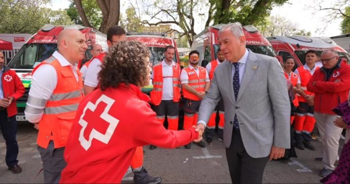 El alcalde de Sevilla, José Luis Sanz, junto a profesionales sanitarios.