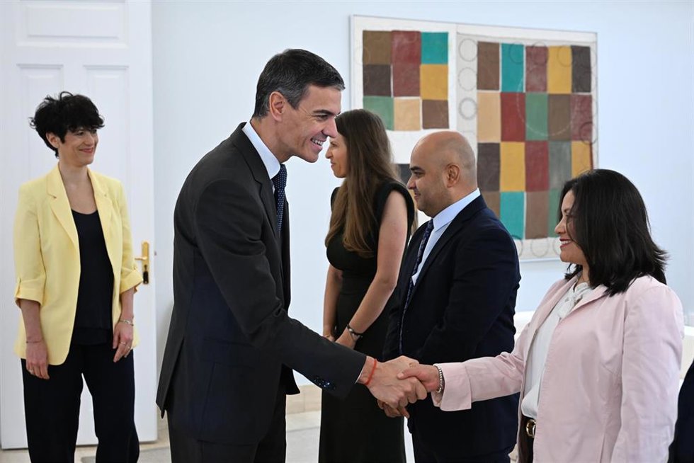 El presidente del Gobierno, Pedro Sánchez, se ha reunido este jueves con un grupo de migrantes regularizadas en procesos anteriores al aprobado este martes, y con representantes de institucionales y organizaciones que trabajan en el ámbito migratorio