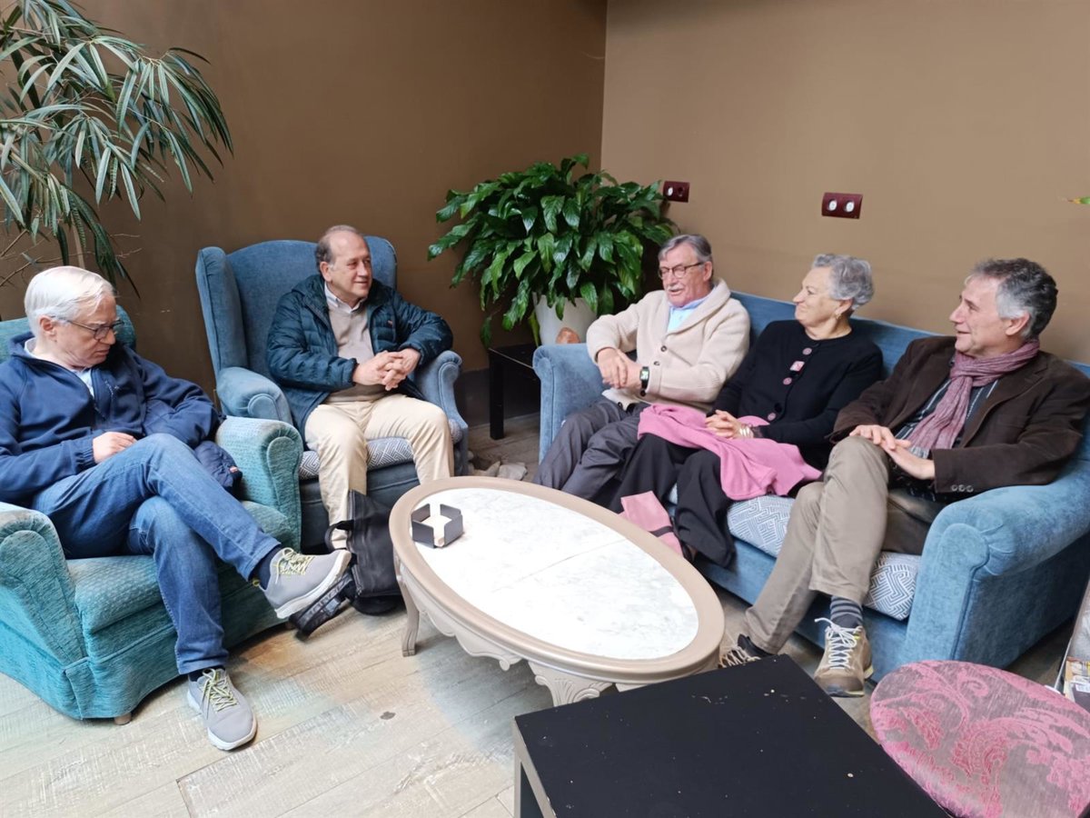 Representantes de la sociedad compostelana llaman a participar en un acto de  cariño vecinal  hacia Álvaro García Ortiz