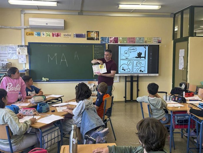 El autor, José Antonio Pérez Escudero (JAPE), durante una de las sesiones de 'Cuán bello es leer' con alumnos de primaria de Mairena del Aljarafe (Sevilla).