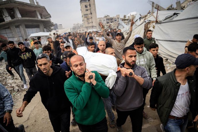 15 de abril de 2026, Gaza, Palestina: (INT) Realizado funeral para quatro palestinos mortos em ataque israelense ao campo de refugiados de Beach, na quarta-feira, 15 de abril de 2026, Gaza, Palestina:  Uma grande multidão de palestinos prestou homenagem a