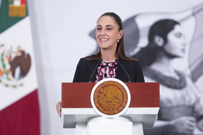 La presidenta de México, Claudia Sheimbaum, durante una rueda de prensa, a 13 de abril de 2026, en Ciudad de México (México). La mandataria mexicana, Claudia Sheinbaum, ha destacado este lunes que "hay un avance" en como el Rey Felipe VI se ha referido a 