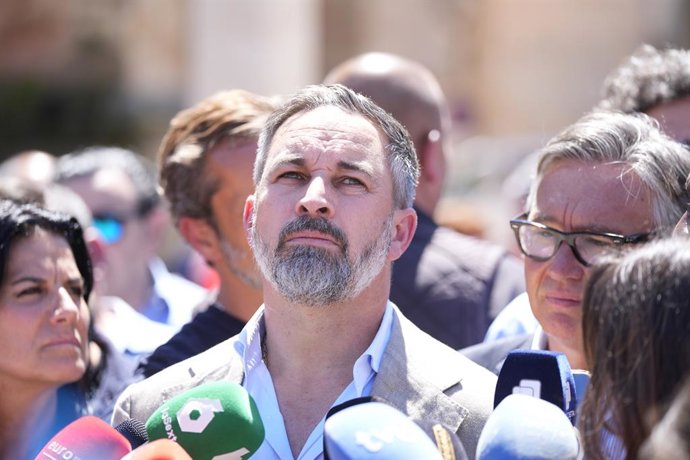 El presidente de Vox, Santiago Abascal, atiende a los medios de comunicación en Andújar (Jaén) para tratar asuntos de la actualidad política autonómica y nacional encarando el escenario de las próximas elecciones andaluzas del 17M. A 16 de marzo de 2026 e