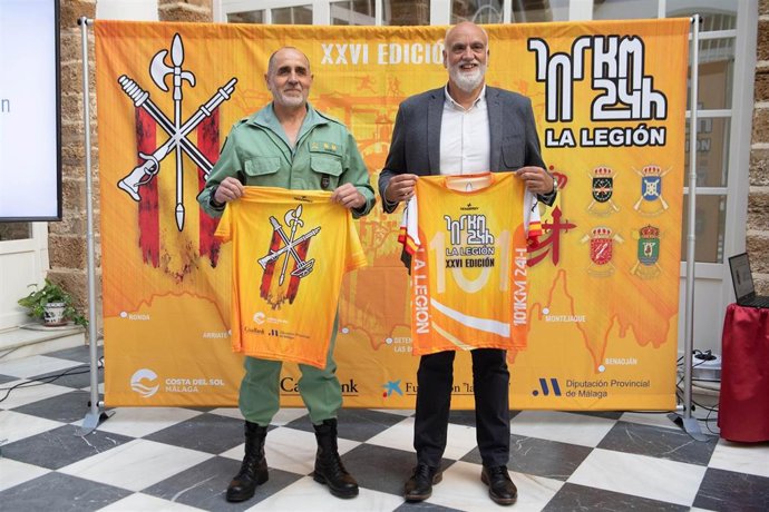 El responsable de Deportes de la Diputación de Cádiz, Javier Vidal (d), y el teniente coronel Alfonso Arenas (i), en representación de la organización de la prueba 'La 101' de la Legión