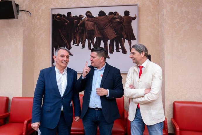 El portavoz de Por Andalucía en Huelva, Marcos Toti (centro), acompañado del portavoz de Justicia e Interior de Sumar en el Congreso, Enrique de Santiago (izquierda) y el diputado de Sumar Francisco Sierra.