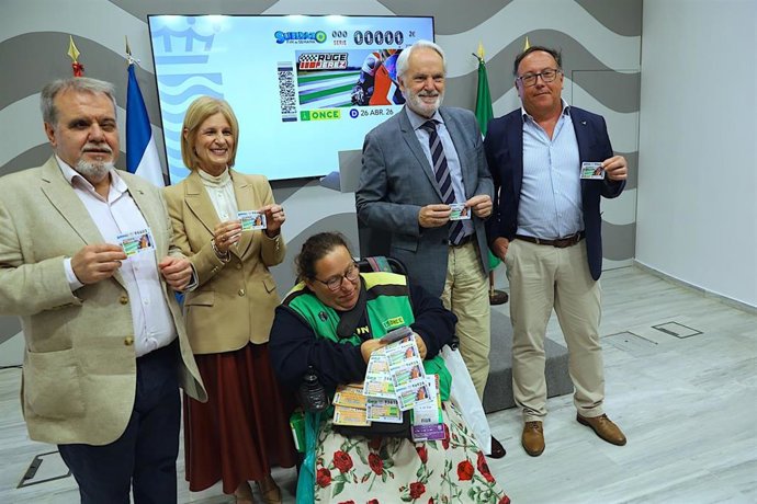 La alcaldesa de Jerez, María José García-Pelayo, en la presentación del cupón de la ONCE dedicadao al Gran Premio de motos.