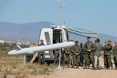 Foto: El Rey Felipe VI conoce en Viator (Almería) la fuerza futura del Ejército con drones, robots y guerra electrónica