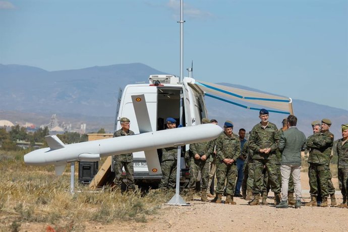 El Rey Felipe VI escucha las explicaciones sobre uno de los sistemas no tripulados mostrados en la Campaña de Experimentación Táctica 2026 del Ejército de Tierra, en Viator (Almería).