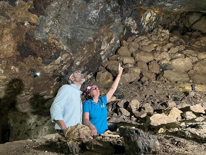 El consejero andaluz de Agricultura, Pesca, Agua y Desarrollo Rural, Ramón Fernández-Pacheco, visita la Geoda de Pulpí (Almería).