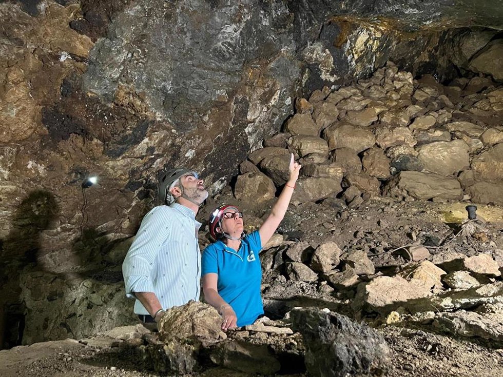 El consejero andaluz de Agricultura, Pesca, Agua y Desarrollo Rural, Ramón Fernández-Pacheco, visita la Geoda de Pulpí (Almería).