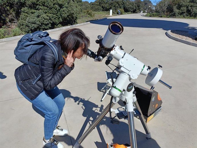 Observación con telescopio solar.