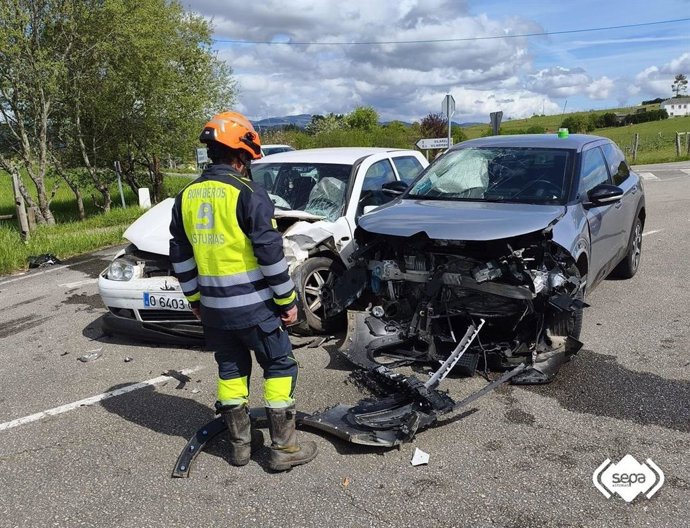 Los dos vehículos accidentados en Grandas de Salime.