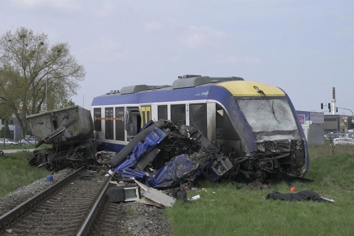 16 April 2026, Slovakia, Dunajská Streda: A view of the wreckage of a passenger train after a collision with a truck at a railroad crossing in Dunajska Streda. Photo: Maro· Herc/TASR/dpa