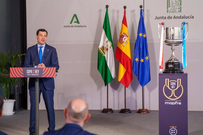 El presidente de la Junta de Andalucía, Juanma Moreno, interviene en el acto oficial de recibimiento a la Copa del Rey de Fútbol. A 16 de abril de 2026 en Sevilla (Andalucía, España). 