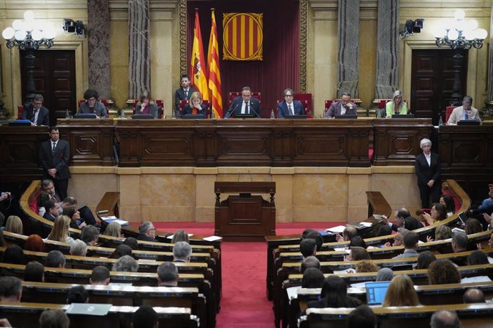 El presidente del Parlament, Josep Rull (c), durante un pleno en el Parlament de Catalunya, a 15 de abril de 2026, en Barcelona, Catalunya (España)