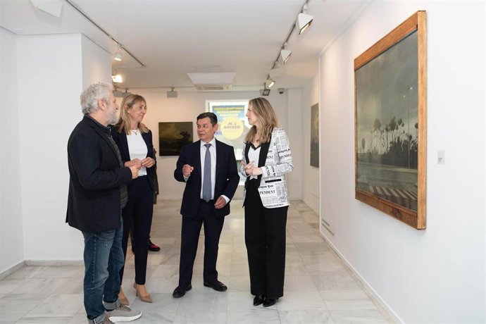 La diputada de Cultura, Vanesa Beltrán, con el artista José Manuel Medina en la muestra 'Las últimas luces'.