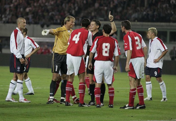 Archivo - September 4, 2004 - Wien, STERRIKE - 040904 Fotboll, VM-kval, sterrike - England: Alex Manninger och vriga sterrikare protesterar mot domaren vid Englands frispark som ledde till frsta mŒlet. BildbyrŒn - Cop 7