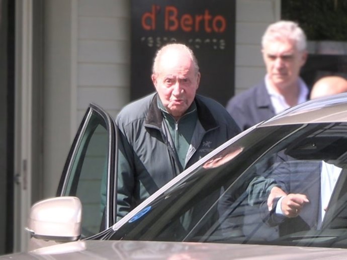 El rey Juan Carlos, sonriente, disfruta del buen tiempo en Galicia en su marisquería favorita