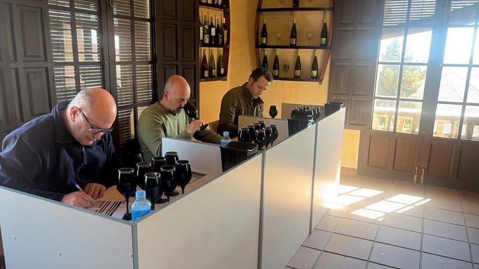 Panel de cata en su sesión de evaluación.