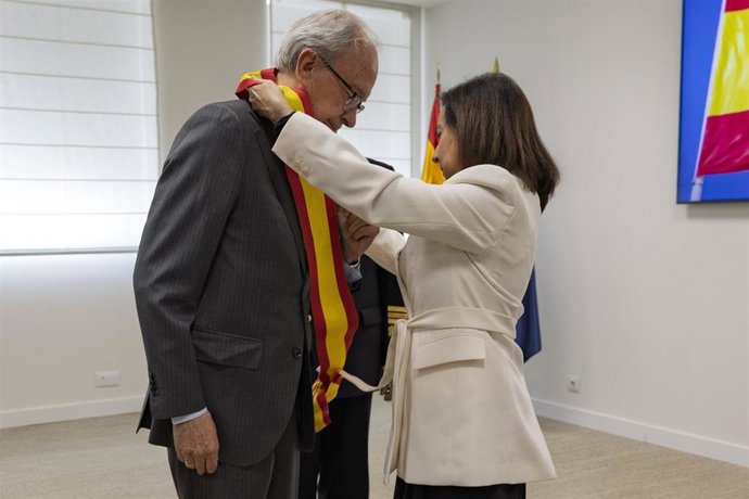 La ministra de Defensa, Margarita Robles, Impone  la Gran Cruz del merito naval al exmagistrado Jose Alberto Fernandez Rode