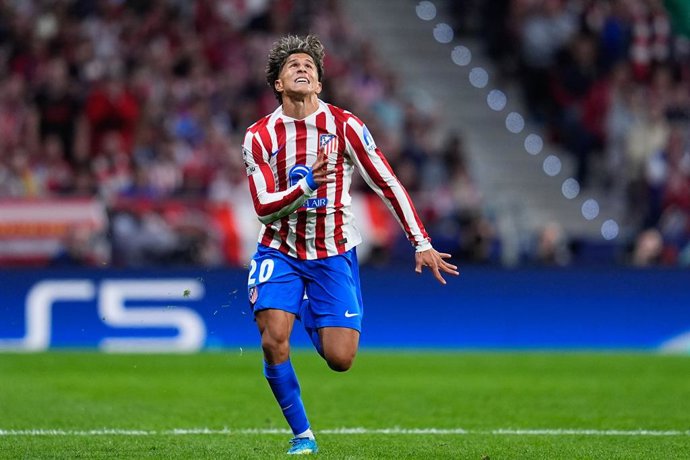 Giuliano Simeone, do Atlético de Madrid, corre durante a partida de volta das quartas de final da Liga dos Campeões da UEFA 2025/26 entre o Atlético de Madrid e o FC Barcelona, no Riyadh Air Metropolitano, em 14 de abril de 2026, em Madri, Espanha.