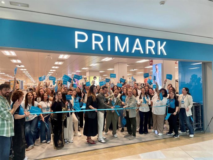 Primark reabre su local en Miramar, en Fuengirola (Málaga), tras una reforma centrada en la modernización.