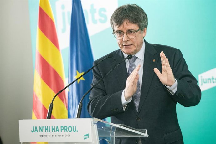 Archivo - El presidente de Junts per Catalunya, Carles Puigdemont (C), ofrece declaraciones a los medios, a 24 de enero de 2026, en Perpiñán (Francia). 