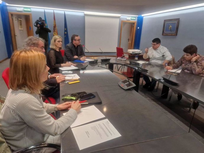 El director general de Innovación y Cambio Social, José Antonio Garmón (en la cabecera de la mesa en la imagen) durante la constitución del grupo de trabajo