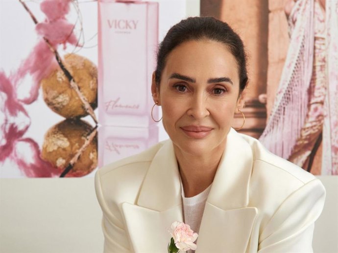 Vicky Martín Berrocal celebra sus 20 años en la moda, la expansión internacional de su universo de fragancias 'Vicky Essence' y presenta 'Flamenco', un perfume edición limitada inspirado en Sevilla.