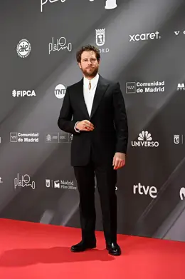 Álvaro Cervantes en la alfombra roja de los Premios PLATINO