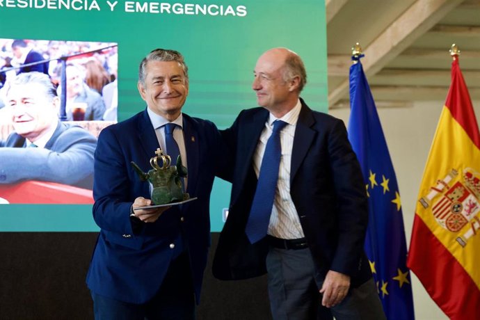 El consejero de Sanidad, Presidencia y Emergencias, Antonio Sanz (i) junto al vicepresidente de RUCTL, Juan Pedro Domecq (d) recibe el premio en la categoría de Apoyo a los ganaderos, de la Real Unión de Criadores de Toros de Lidia.  