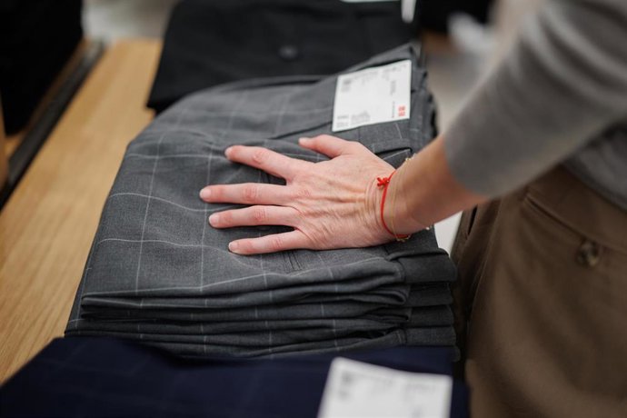 Archivo - Prendas de ropa expuestas en la inauguración de una tienda. 